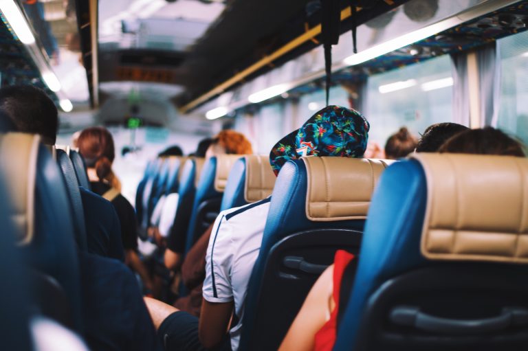 Bezpieczne i Wygodne Podróże - Wynajem Busów w Warszawie dla Grup
